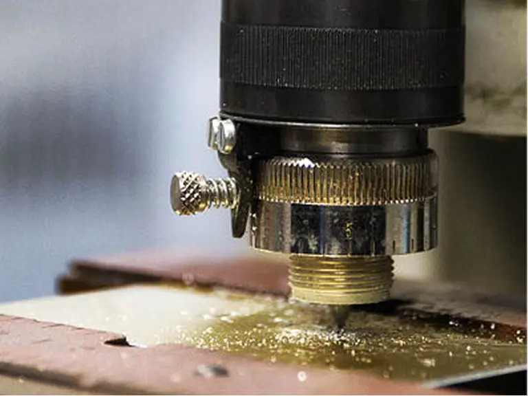 Machine découpons du métal